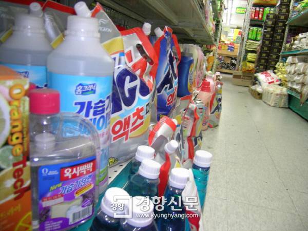 가습기살균제가 마트에 진열돼 있는 모습(2011년 판매 중단 전)