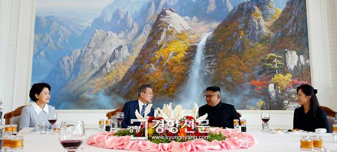 문재인 대통령과 부인 김정숙 여사, 김정은 북한 국무위원장과 부인 리설주 여사가 19일 평양 옥류관에서 오찬을 하며 이야기를 나누고 있다. 평양사진공동취재단·서성일 기자
