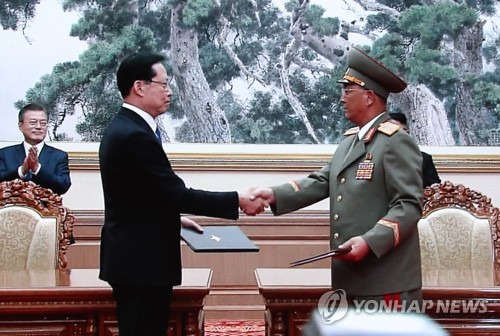 [평양정상회담] 군사분야 합의서 서명 (서울=연합뉴스) 김주성 기자 = 문재인 대통령 평양 방문 이틀째인 19일 오전 평양 백화원 영빈관에서 문재인 대통령과 김정은 국무위원장이 임석한 가운데 송영무 국방부 장관과 노광철 인민무력상이 판문점선언 이행을 위한 군사분야 합의문을 교환하고 있다. 서울 동대문디자인플라자(DDP) 남북정상회담 메인프레스센터의 모니터 촬영. 2018.9.19      utzza@yna.co.kr  (끝)
