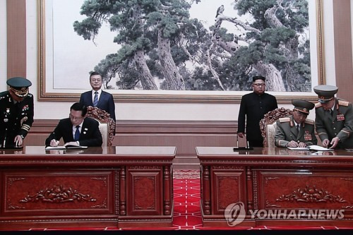 [평양정상회담] 군사분야 합의서 서명 (서울=연합뉴스) 김주성 기자 = 문재인 대통령 평양 방문 이틀째인 19일 오전 평양 백화원 영빈관에서 문재인 대통령과 김정은 국무위원장이 임석한 가운데 송영무 국방부 장관과 노광철 인민무력상이 판문점선언 이행을 위한 군사분야 합의서에 서명하고 있다. 서울 동대문디자인플라자(DDP) 남북정상회담 메인프레스센터의 모니터 촬영. 2018.9.19      utzza@yna.co.kr  (끝)
