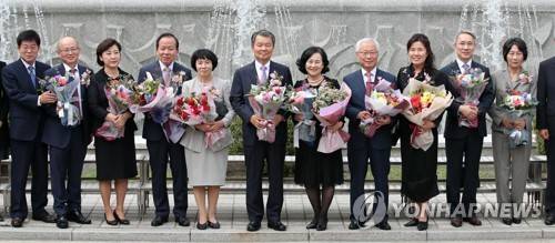 이진성 헌재소장 등 헌법재판관 5명 퇴임식 (서울=연합뉴스) 김인철 기자 = 이진성 헌법재판소장 내외(가운데)와 안창호 헌법재판관 내외(왼쪽 두번째부터), 김이수 헌법재판관 내외, 이 헌재소장 내외, 김창종 헌법재판관 내외, 강일원 헌법재판관 내외가 19일 오전 서울 종로구 헌법재판소에서 열린 퇴임식에서 기념촬영을 하고 있다.     yatoya@yna.co.kr  (끝)