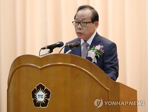 퇴임사하는 김이수 헌법재판관 (서울=연합뉴스) 김인철 기자 = 김이수 헌법재판관이 19일 오전 서울 종로구 헌법재판소에서 열린 헌법재판관 퇴임식에서 퇴임사를 하고 있다.     yatoya@yna.co.kr  (끝)