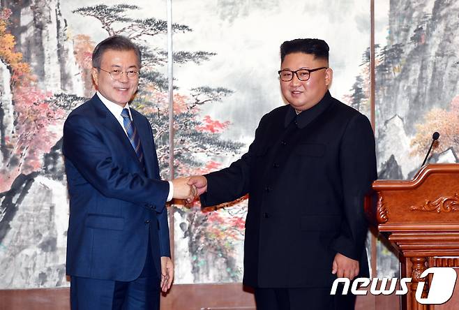 문재인 대통령과 김정은 북한 국무위원장이 19일 오전 평양 백화원 영빈관에서 '9월 평양공동선언' 발표 후 악수하고 있다. 2018.9.19/뉴스1 © News1 평양사진공동취재단
