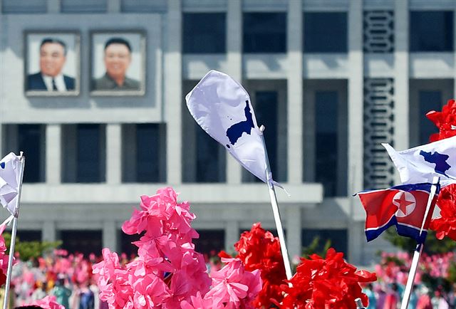 18일 문재인 대통령과 김정은 국무위원장이 함께 카퍼레이드를 벌이는 동안 연도에 선 평양 시민들이 한반도기를 흔들고 있다. 한반도기 속 독도가 선명하게 보인다.
