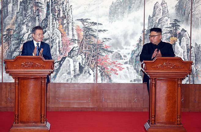 문재인 대통령과 김정은 북한 국무위원장이 19일 백화원 영빈관에서 정상회담과 평양공동선언을 서명한 뒤 가진 회견에서 박수치고 있다. 평양사진공동취재단