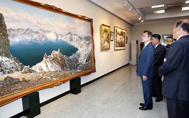 문재인 대통령이 19일 오후 평양 만수대창작사를 찾아김성민 만수대창작사 부사장의 안내를 받아 작품을 감상하고 있다. 평양사진공동취재단