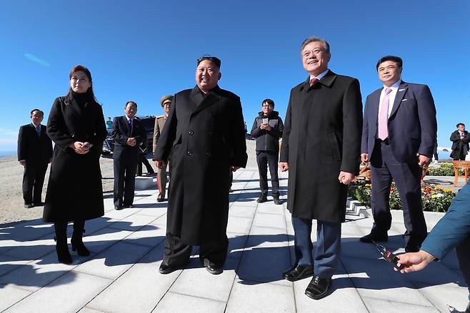 '20일 오전 문재인 대통령과 부인 김정숙 여사, 김정은 국무위원장과 부인 리설주 여사가 백두산 장군봉에 올라 이야기를 나누고 있다. 평양사진공동취재단