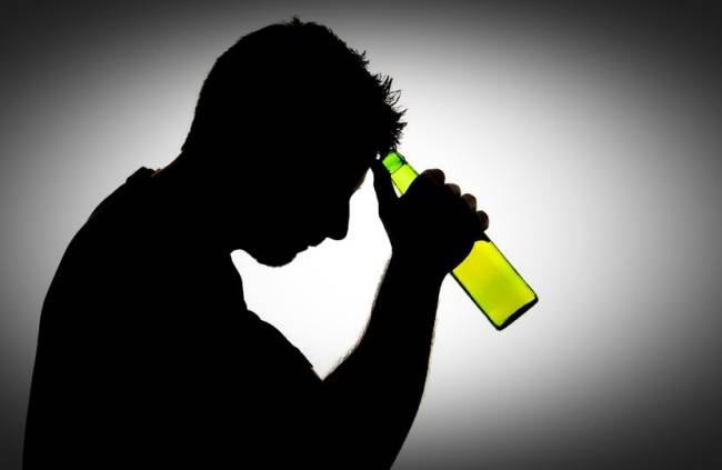 설, 추석 같은 연휴 때 혼자 있다 술을 마시고 ‘극단적 선택’을 하는 사람의 소식을 종종 접한다. 자살과 밀접한 음주 문제에 주목해야 한다는 목소리가 높다. [제공=다사랑중앙병원]