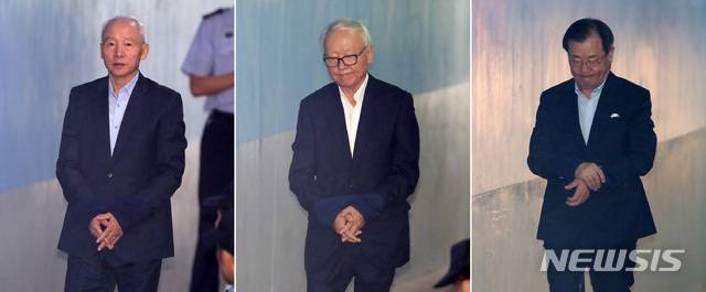 【서울=뉴시스】이영환 기자 = 특활비 청와대 상납 혐의를 받고 있는 남재준(왼쪽부터), 이병호, 이병기 전 국정원장이 지난 4일 오후 서울 서초구 서울중앙지법에서 열린 항소심 2차 공판에 출석하고 있다. 2018.09.04.  20hwan@newsis.com