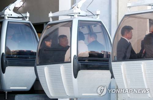 [평양정상회담] 백두산 케이블카탄 남북 정상 (평양=연합뉴스) 평양사진공동취재단 배재만 기자 = 문재인 대통령 내외와 북한 김정은 국무위원장 내외가 20일 오전 백두산 장군봉을 방문한 뒤 케이블카를 타고 천지로 향하고 있다. 2018.9.20      scoop@yna.co.kr  (끝)