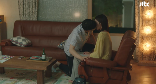 화제가 된 차은우(왼쪽), 임수향의 키스 장면. / JTBC ‘내 아이디는 강남미인’ 방송화면