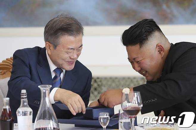 문재인 대통령이 19일 평양 옥류관을 방문해 김정은 북한 국무위원장에게 판문점 회담 기념 메달과 북미정상회담 기념주화를 선물하고 있다. 2018.09.19/뉴스1 © News1 평양사진공동취재단