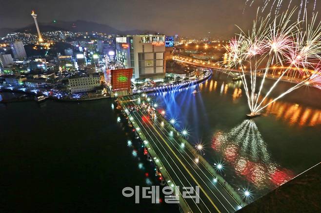 영도대교 야간도개와 불꽃축제 전경(사진=부산관광공사)