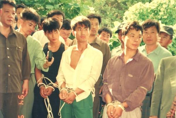 1994년 9월 21일 지존파 일당 강문섭(사진 왼쪽 세 번째 검은색 반소매 티셔츠), 김현양(하얀색 와이셔츠), 문상록(보라색 와이셔츠)이 전북 장수군 반암면 교동리에서 현장검증을 하고 있다. /고병천 전 서초서 강력반장 제공