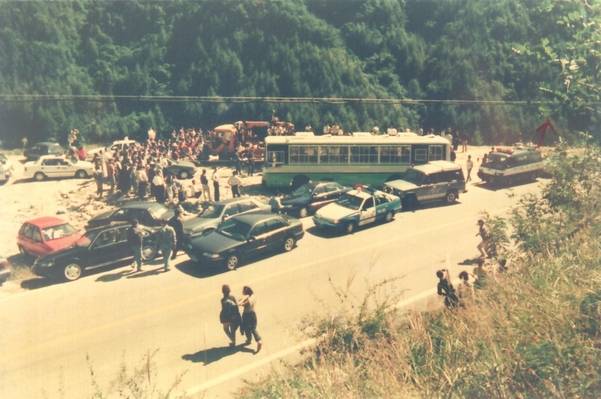 1994년 9월 21일 전북 장수군 반암면 교동리에서 열린 지존파 일당 현장검증에 수백 명의 취재진이 몰렸다. /고병천 전 서초서 강력반장 제공