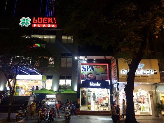 주변 상점에 가려 하마터면 놓칠 뻔한 마사지샵. 호치민에선 마사지보단 '스파'라는 표현을 더 많이 사용하는 것 같아 보였다.