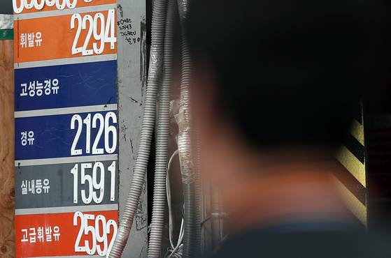 기름값이 몇달째 치솟고 있다. 사진은 지난달 25일 서울의 한 주유소. [연합뉴스]