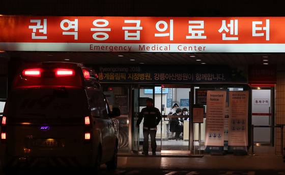 명절엔 병원마저 한가롭지만 응급실은 다르다. 병원이 모두 쉬니 사소한 질병까지 모두 떠안는다. 평소의 두세 배 넘는 환자가 온다. <저작권자 ⓒ 1980-2018 ㈜연합뉴스. 무단 전재 재배포 금지.>