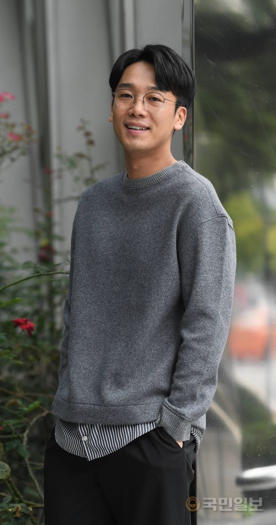 배우 김남희가 서울 여의도 국민일보 사옥 앞에서 포즈를 취하고 웃어 보이고 있다. 김지훈 기자