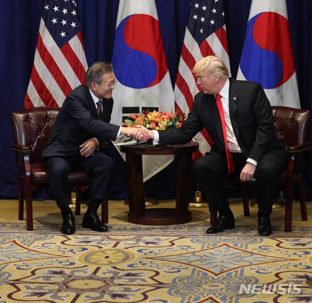 【뉴욕(미국)=뉴시스】박진희 기자 = 문재인 대통령과 도널드 트럼프 미국 대통령이 24일 오후(현지시각) 미국 롯데뉴욕팰리스호텔 허버드룸에서 한미정상회담에 앞서 악수하고 있다.  2018.09.25. pak7130@newsis.com