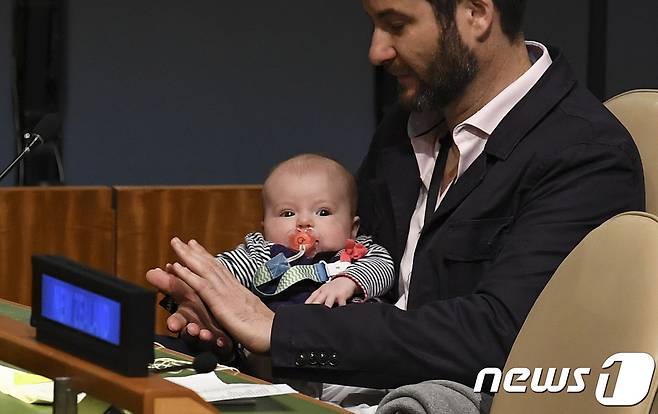 재신다 아던 뉴질랜드 총리의 딸인 네브 아던 게이포드가 아빠인 클라크 게이포드(오른쪽)에게 안겨 유엔총회에 참석했다. © AFP=뉴스1