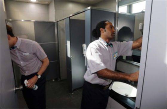 우리 주위에는 청소를 일로 하는 사람이 많다. 특히 가장 꺼리는 화장실을 청소하시는 분들은 모두가 복을 많이 받고 있고 또 받을 분들이다. [중앙포토]