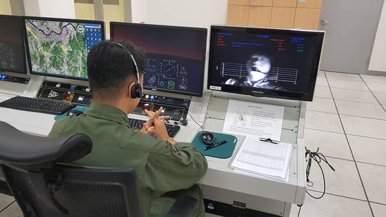 지난 4일 항공우주의학훈련센터에서 45도 기운 채 회전하는 훈련 장비를 타고 공간정위 상실(SD) 체험을 하는 모습