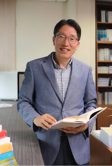 김낙년 동국대 경제학과 교수가 9월 3일 서울 중구 동국대에 있는 그의 연구실에서 ‘신동아’와 인터뷰하고 있다. [박해윤 기자]