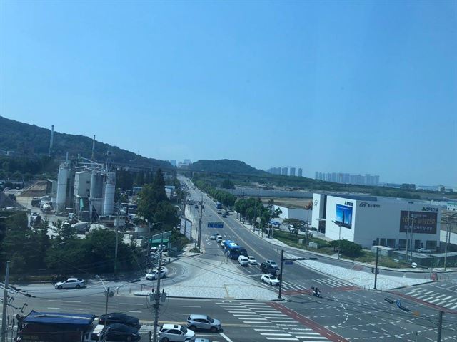 아스콘.레미콘 공장 길 건너로 인천 용현.학인지구 아파트 개발이 진행 중이다. 녹색연합 제공