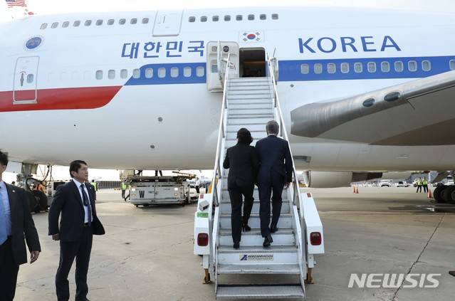 【뉴욕(미국)=뉴시스】박진희 기자 = 문재인 대통령과 부인 김정숙 여사가 유엔총회 참석과 한-미 정상회담 등 일정을 마치고 귀국하기 위해 26일(현지시간) 오후 미국 뉴욕 JFK 국제공항에 도착해 전용기에 오르고 있다. 2018.09.27. pak7130@newsis.com