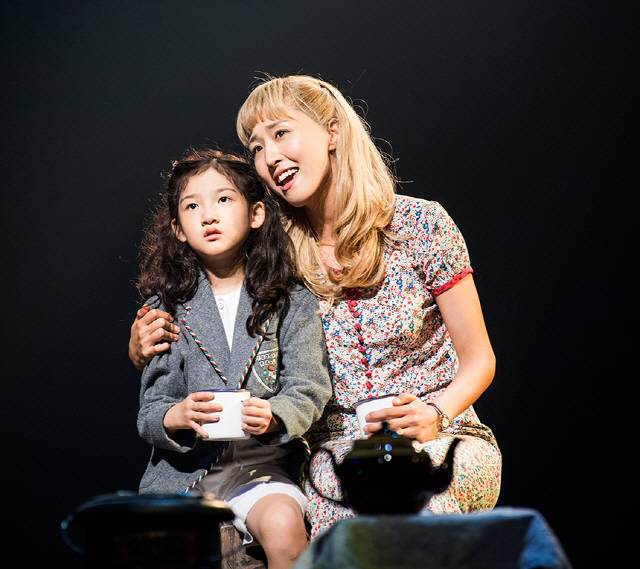 뮤지컬 ‘마틸다’의 한 장면. 마틸다 역의 설가은(왼쪽)과 미스 허니 선생님 역의 박혜미.