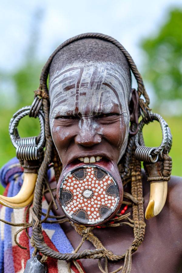 커다란 접시를 입술에 끼운 무르시족 여인