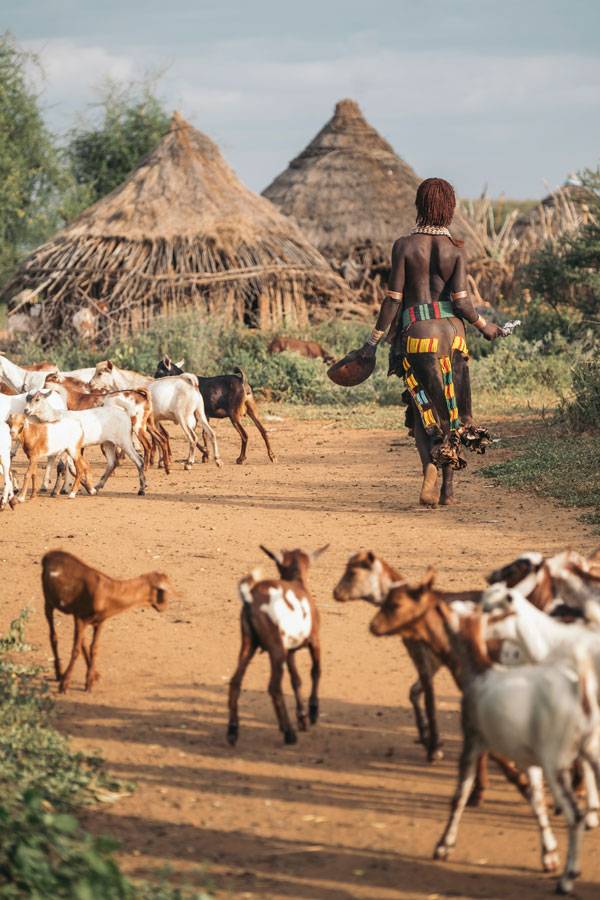 하메르족 마을. 전통 치마를 입은 여인이 집으로 돌아가고 있다
