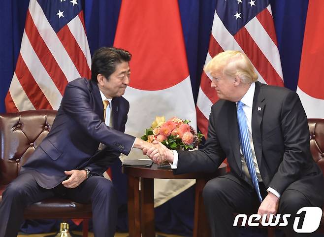 아베 신조 일본 총리(왼쪽)가 지난 26일(현지시간) 미국 뉴욕에서 열린 도널드 트럼프 미 대통령과의 정상회담에 앞서 악수하고 있다. © AFP=뉴스1