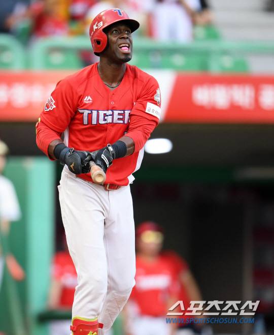 SK 와이번스와 KIA 타이거즈의 2018 KBO 리그 경기가 12일 인천 SK행복드림구장에서 열렸다. 1회초 1사 1루 KIA 버나디나가 우측담장을 넘어가는 2점홈런을 날리고 있다.  인천=허상욱 기자 wook@sportschosun.com/2018.08.12/