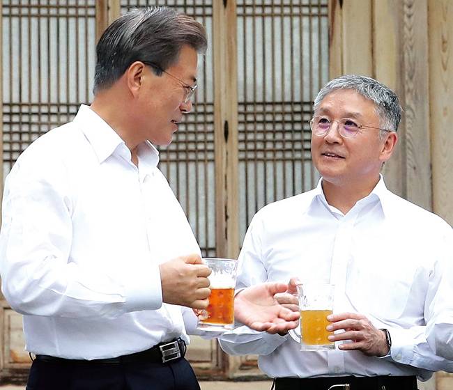 문재인 대통령이 지난 2017년 7월 청와대 상춘재에서 기업인들과 시간을 보내는 자리. 왼쪽부터 문 대통령, 함영준 오뚜기 회장. 사진 연합뉴스