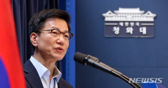 【서울=뉴시스】전신 기자 = 이정도 대통령비서실 총무비서관이 28일 청와대 춘추관에서 '참모진들이 내부 회의 참석 수당을 부당하게 지급받았다'는 자유한국당 심재철 의원의 폭로와 관련해 입장을 밝히고 있다. 2018.09.28.    photo1006@newsis.com  <저작권자ⓒ 공감언론 뉴시스통신사. 무단전재-재배포 금지.>