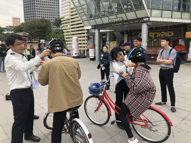 개정된 도로교통법이 시행된 28일 서울 여의도 한강공원에서 경찰이 자전거 운전자를 대상으로 안전모 착용 계도활동을 펼치고 있다. /연합뉴스