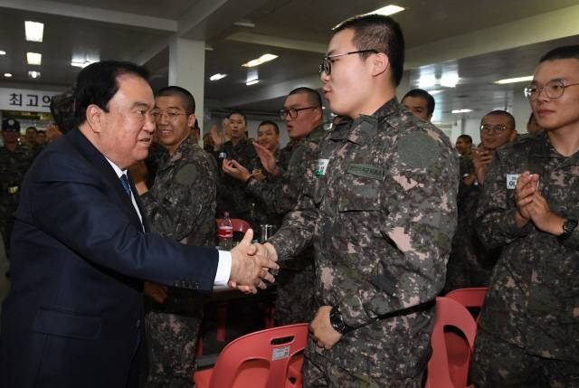 문희상 국회의장이 28일 육군 논산훈련소를 방문해 장병들을 격려하고 있다. /연합뉴스