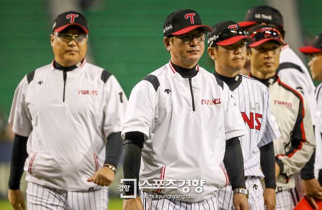 LG 트윈스 류중일 감독이 27일 서울 잠실야구장에서 열린 2018 신한은행 마이카 KBO리그 KIA 타이거즈와의 경기에서 9-1로 승리한 후 팬들에게 인사를 하고 더그아웃으로 들어가고 있다.  | 이석우 기자 foto0307@kyunghyang.com