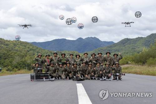육군 드론봇 전투단, '파이팅!' (서울=연합뉴스) 육군이 경기 용인 3야전군사령부 영내에서 군 부사령관 주관으로 드론봇 전투단이 예하에 편성된 지상정보단 창설식을 한다고 28일 전했다. 드론봇 전투단 장병들이 파이팅을 외치고 있다. [육군 제공]    photo@yna.co.kr  (끝)