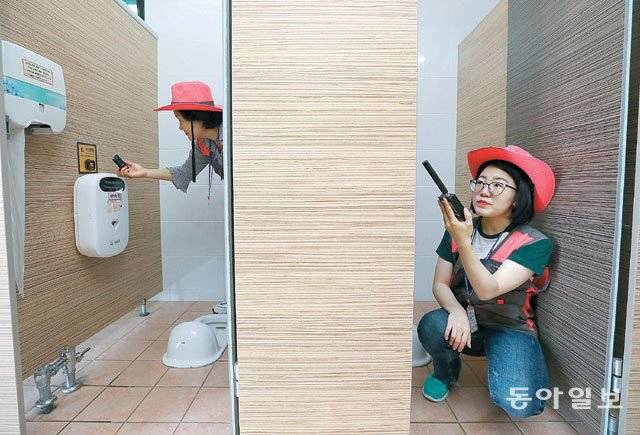 서울 서초구 ‘몰카 보안관’ 김현미(왼쪽) 정예지 씨가 27일 반포동 반포종합운동장 내 여자화장실을 점검하고 있다. 몰카 탐지기는  몰카 장비가 있으면 ‘뚜뚜뚜’ 소리를 내고 빨간색 경고등이 켜지지만 일반 전기 흐름에도 반응해 몰카를 확인하기 위해서는 육안으로  추가 확인을 해야 한다. 전영한 기자 scoopjyh@donga.com