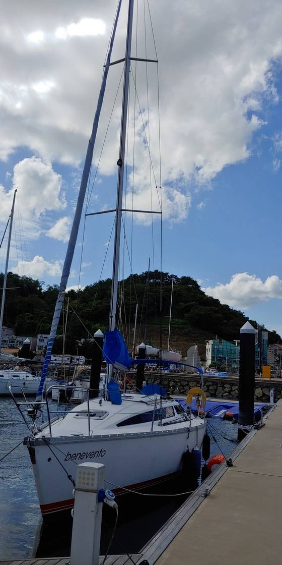 일본에서 수입해 통영항에 정박중인 중고 요트. [독자제공]