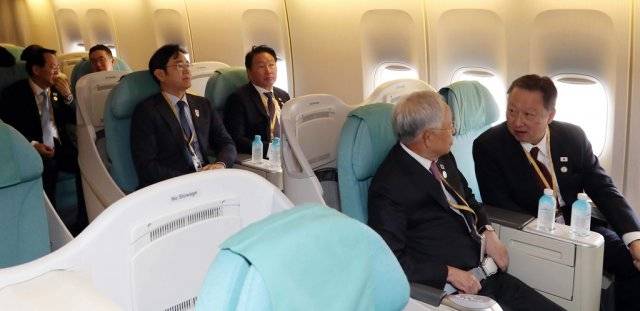 평양 정상회담 당시 청와대 참모들과 경제사절단이 탑승한 대통령전용기 내부 모습. 통상 대통령이 해외 순방을 할 때는 순방단 규모가  대규모로 꾸려지기 때문에 747급 대형기가 필요하다는 주장은 설득력이 있습니다. 사진=평양사진공동취재단