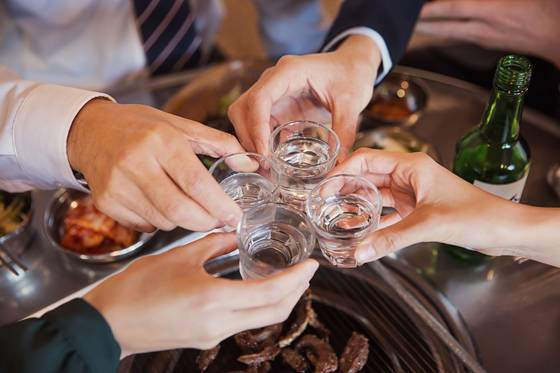 영국이나 미국에선 해외에선 건배를 자주 권하는 건 무례한 행동으로 여겨진다. 술 마시기를 강요하는 행위로 받아들여지기 때문이다. [중앙포토]