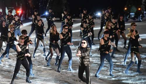 가수 싸이가 1일 오후 서울 용산구 전쟁기념관 평화의 광장에서 열린 제70주년 국군의 날 기념식에서 축하공연을 하고 있다. 사진공동취재단