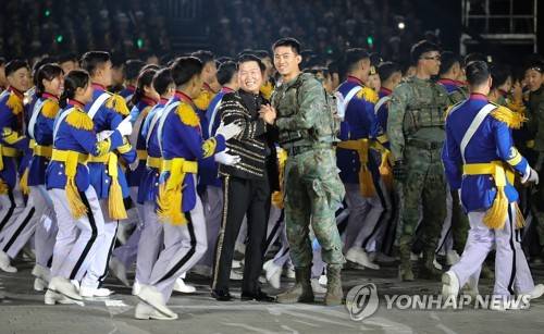 국군의 날 기념식 빛낸 싸이와 옥택연 (서울=연합뉴스) 황광모 기자 = 1일 오후 서울 용산 전쟁기념관 평화의 광장에서 열린 제70주년 국군의 날 기념식에서 기념 공연과 시연을 마친 가수 싸이와 군복무 중인 옥택연이 만나 반가운 악수를 하고 있다.     hkmpooh@yna.co.kr  (끝)