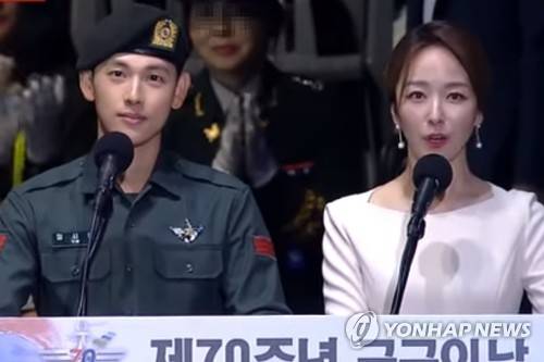1일 오후 6시 30분 서울 용산구 전쟁기념관 평화의 광장에서 열린 국군의날 기념식에서 행사 진행을 맡은 배우 임시완 상병(왼쪽)과 SBS 박선영 아나운서 [연합뉴스TV 제공]