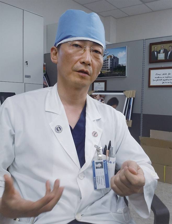 아주대병원 중증외상센터장 이국종 교수는 다발성 중증외상외과 분야의 국내 최고 권위자다. 그는 인터뷰 내내 의사 가운과 모자를 한 번도 벗지 않았다.