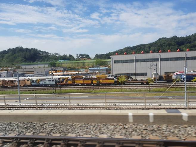 오송차량기지에 장기 보관 중인 해무열차와 틸팅열차가 서로 마주보고 있다. 오른쪽 붉은 줄이 있는 열차가 틸팅이고, 왼쪽 노란색 정비열차 뒤편에 있는 열차가 해무다. [중앙포토]